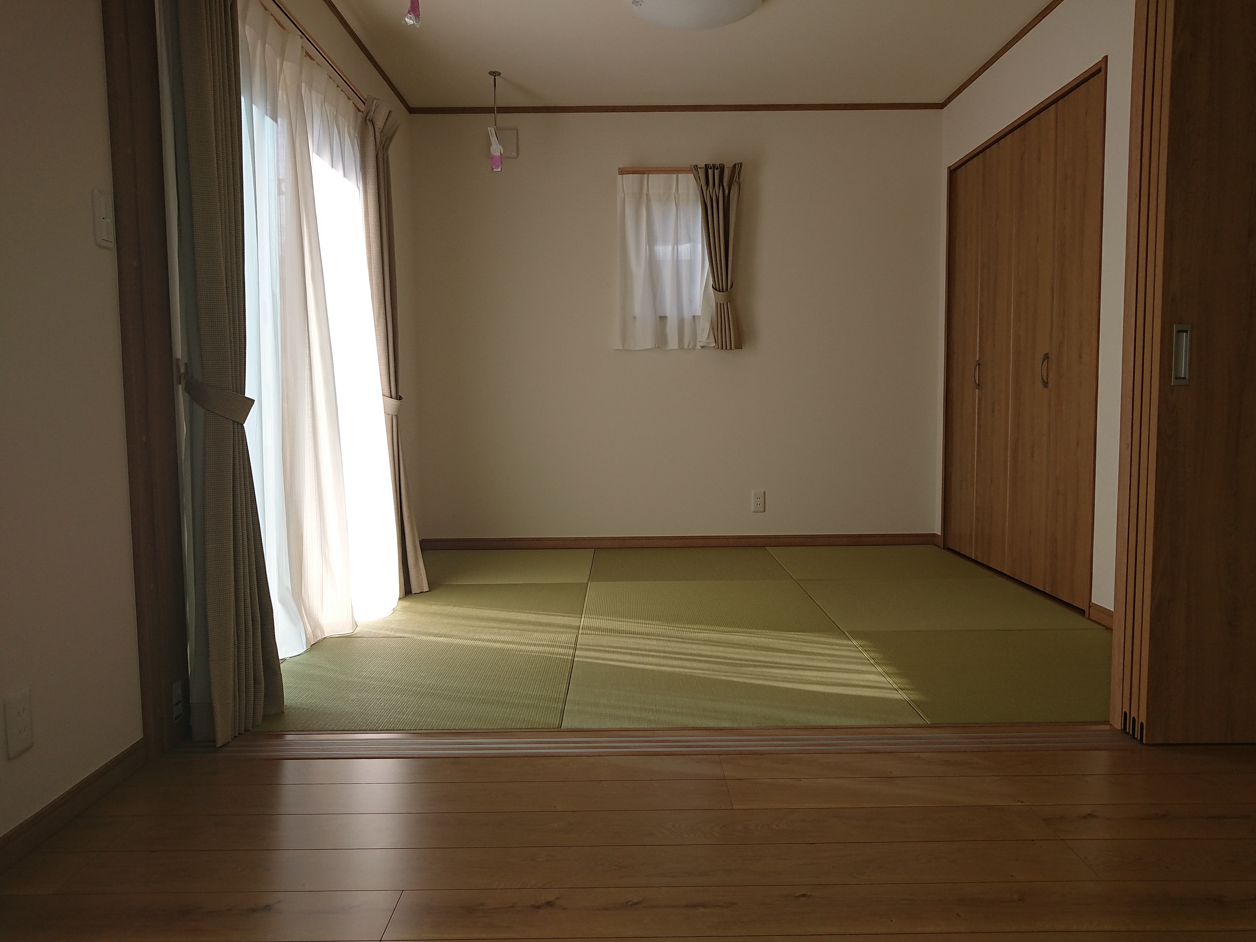 新築です。リビング横居間です、和紙の縁ﾅｼです。