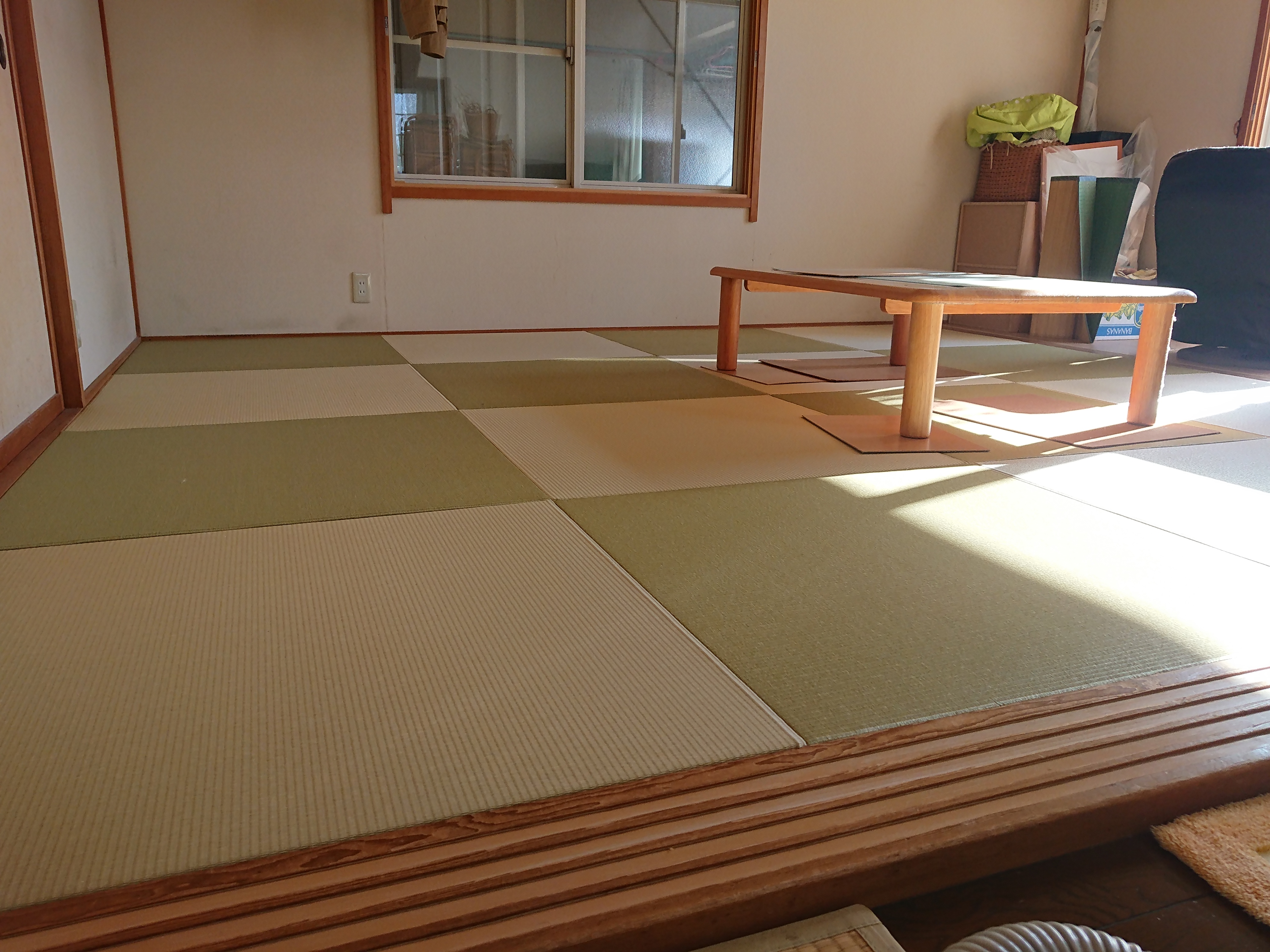 リフォームで、居間の畳を新規で入れ替えし、二色の和紙表で縁ﾅｼに納めました。