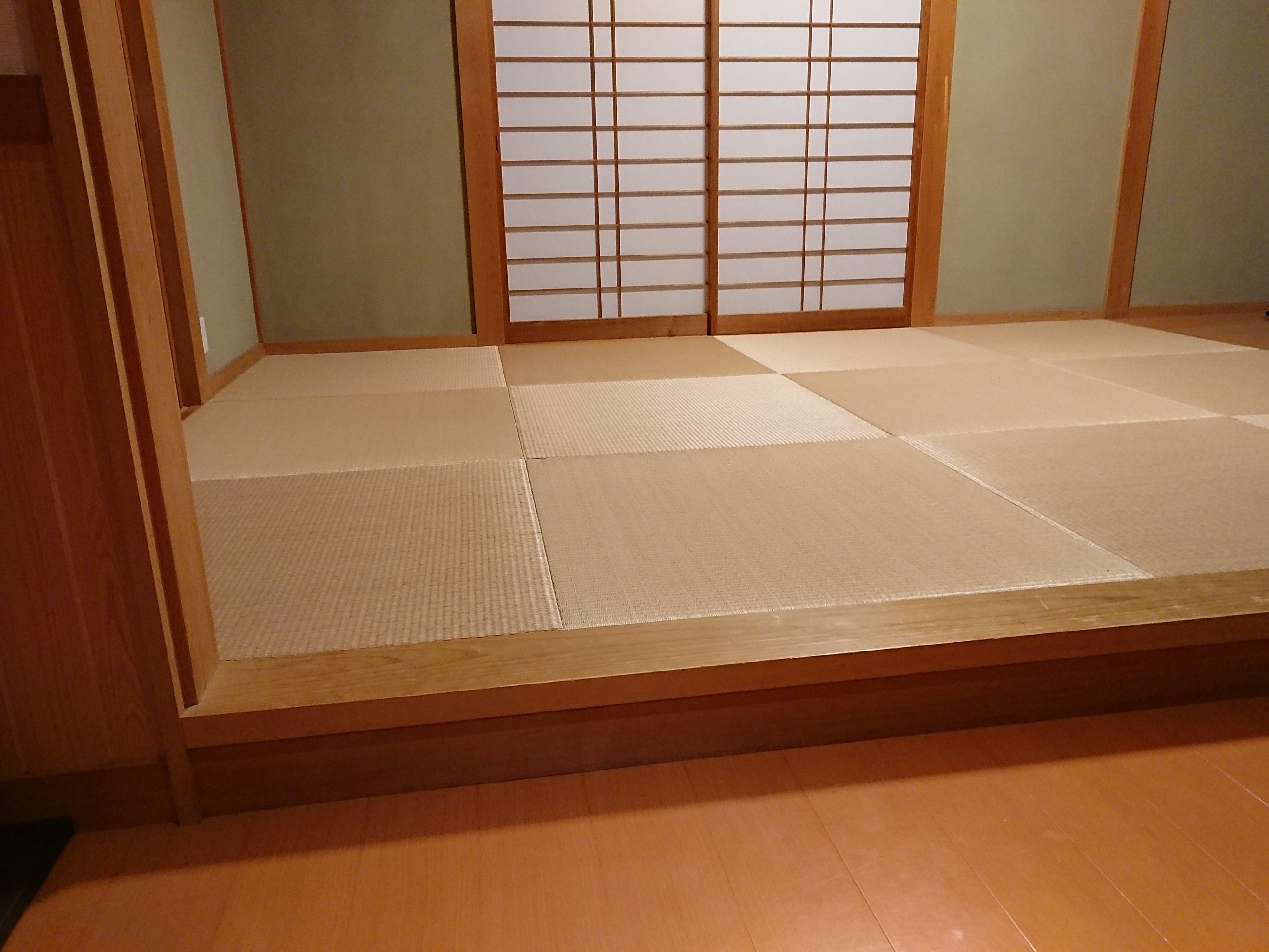 ５年前施工しました。畳入れ替えし、縁ﾅｼ畳しました。い草は、大分県の琉球表使用です。
