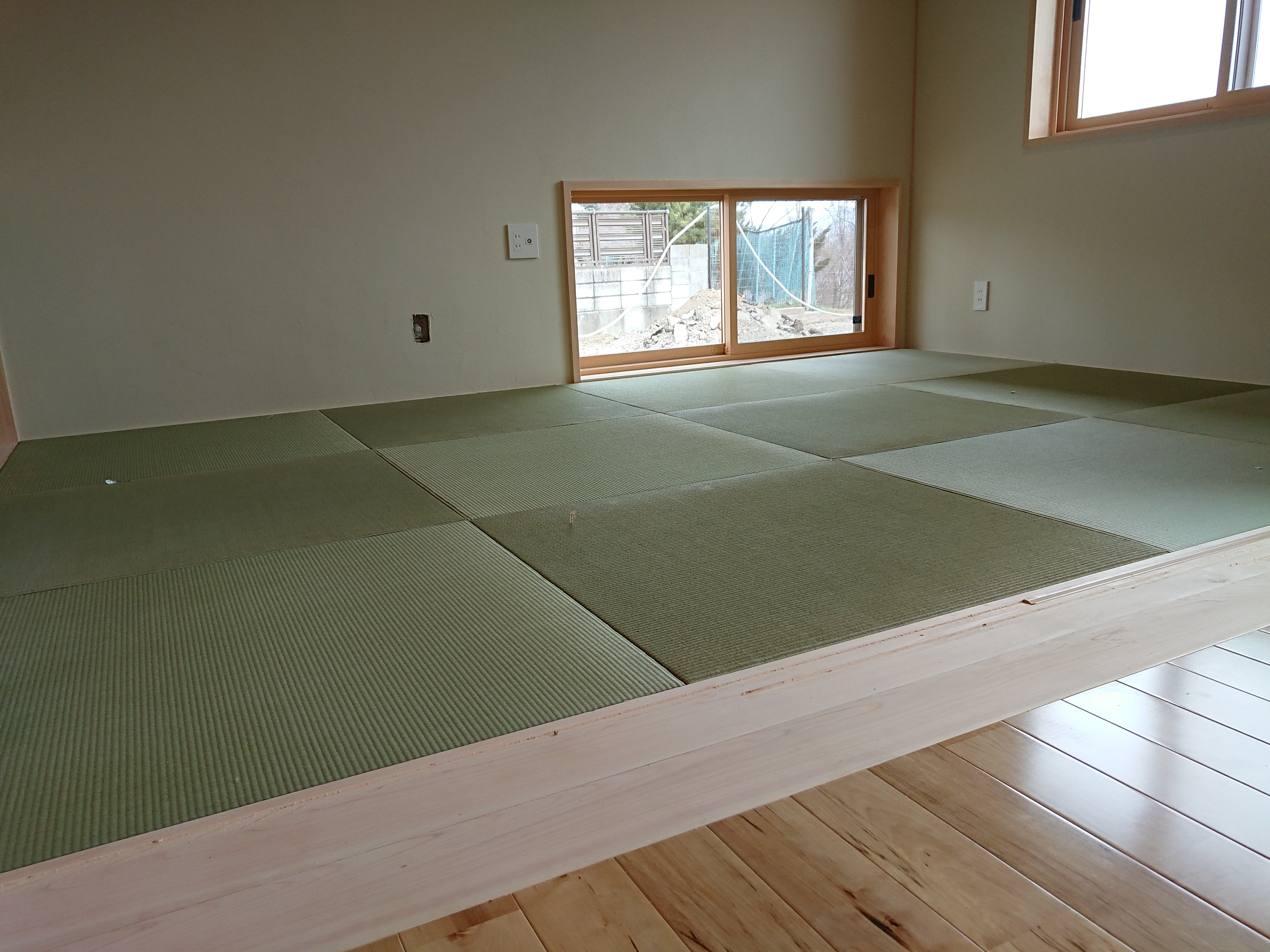 新築です。縁ﾅｼ畳、い草国産。綺麗な和室になりました。