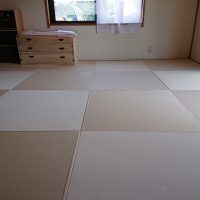 畳入れ替え工事です。縁付から縁ﾅｼに変更、和紙表に。明るいお部屋になりました。