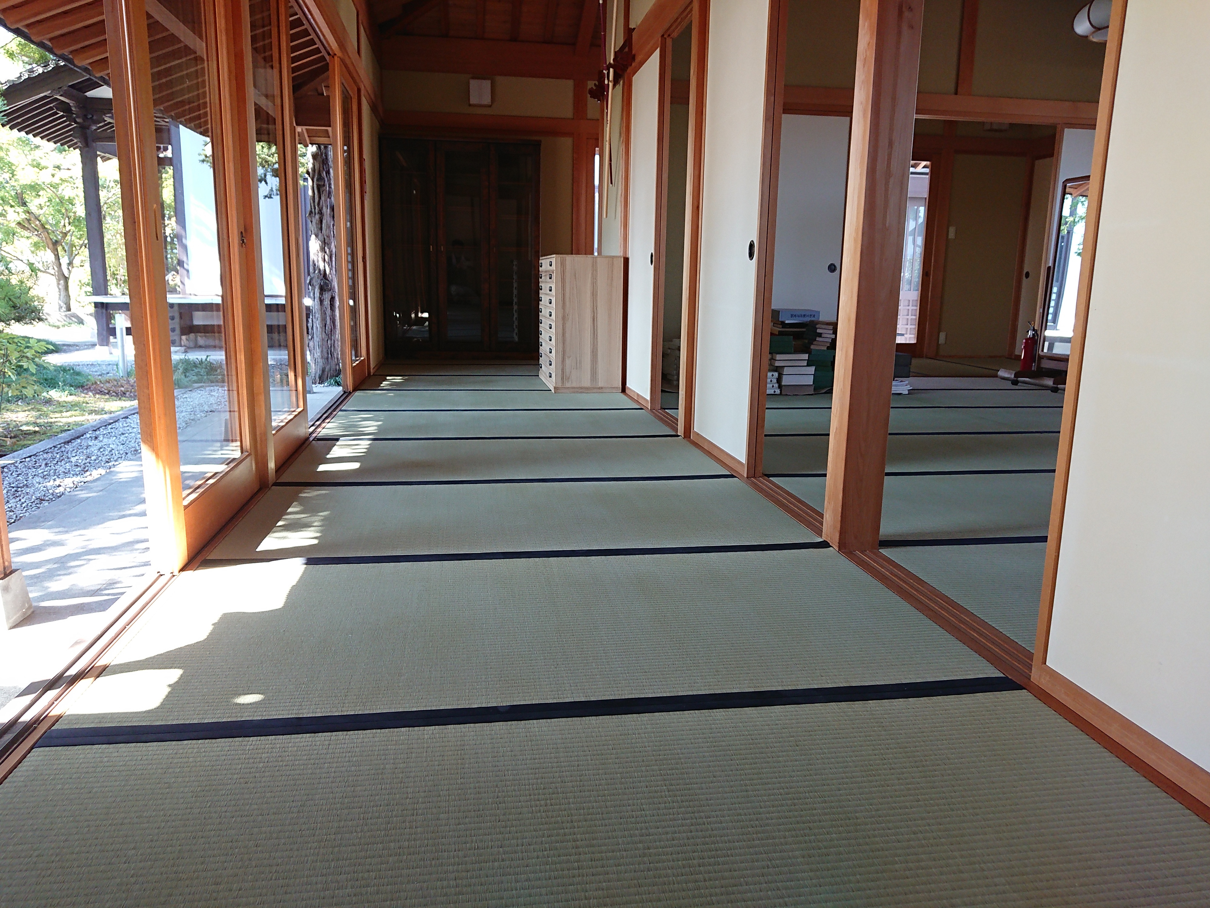 お寺の畳工事です。畳表替え、廊下、広間です。