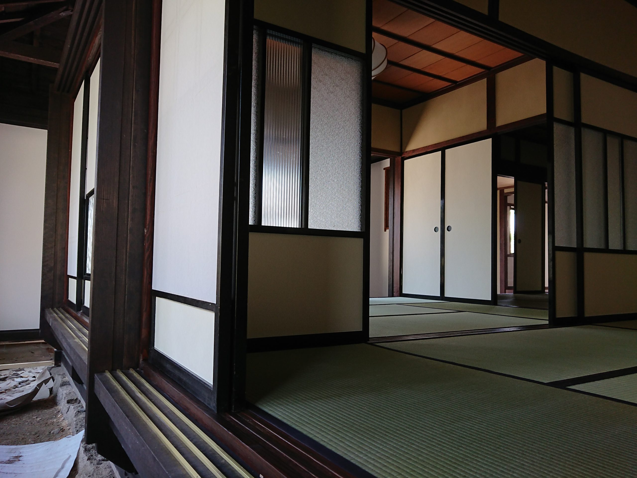 古民家改修です、玄関から和室が広がります。