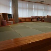 小学校図書館、畳替えです。緣ﾅｼ国産表使用です、広々してますのでゆっくり本が読めますね。