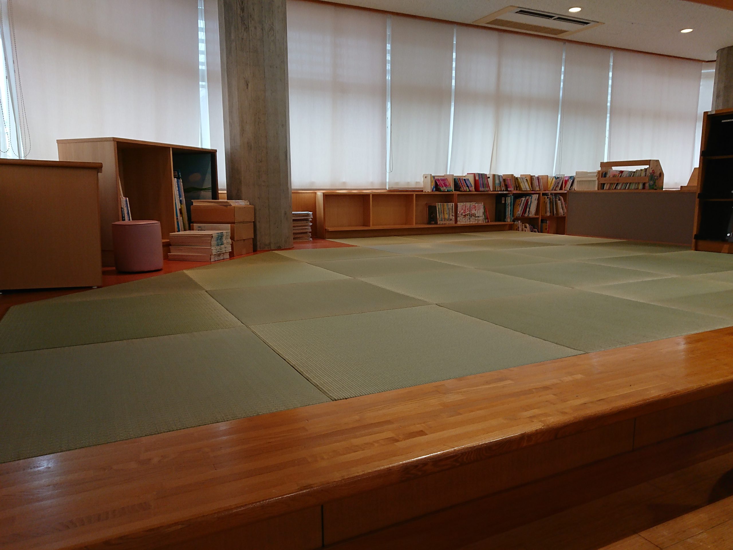 小学校図書館、畳替えです。緣ﾅｼ国産表使用です、広々してますのでゆっくり本が読めますね。