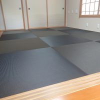 リフォームで、畳入れ替え新調畳です。緣ありから緣無しです、美草表仕様です。。シックなお部屋になりました。