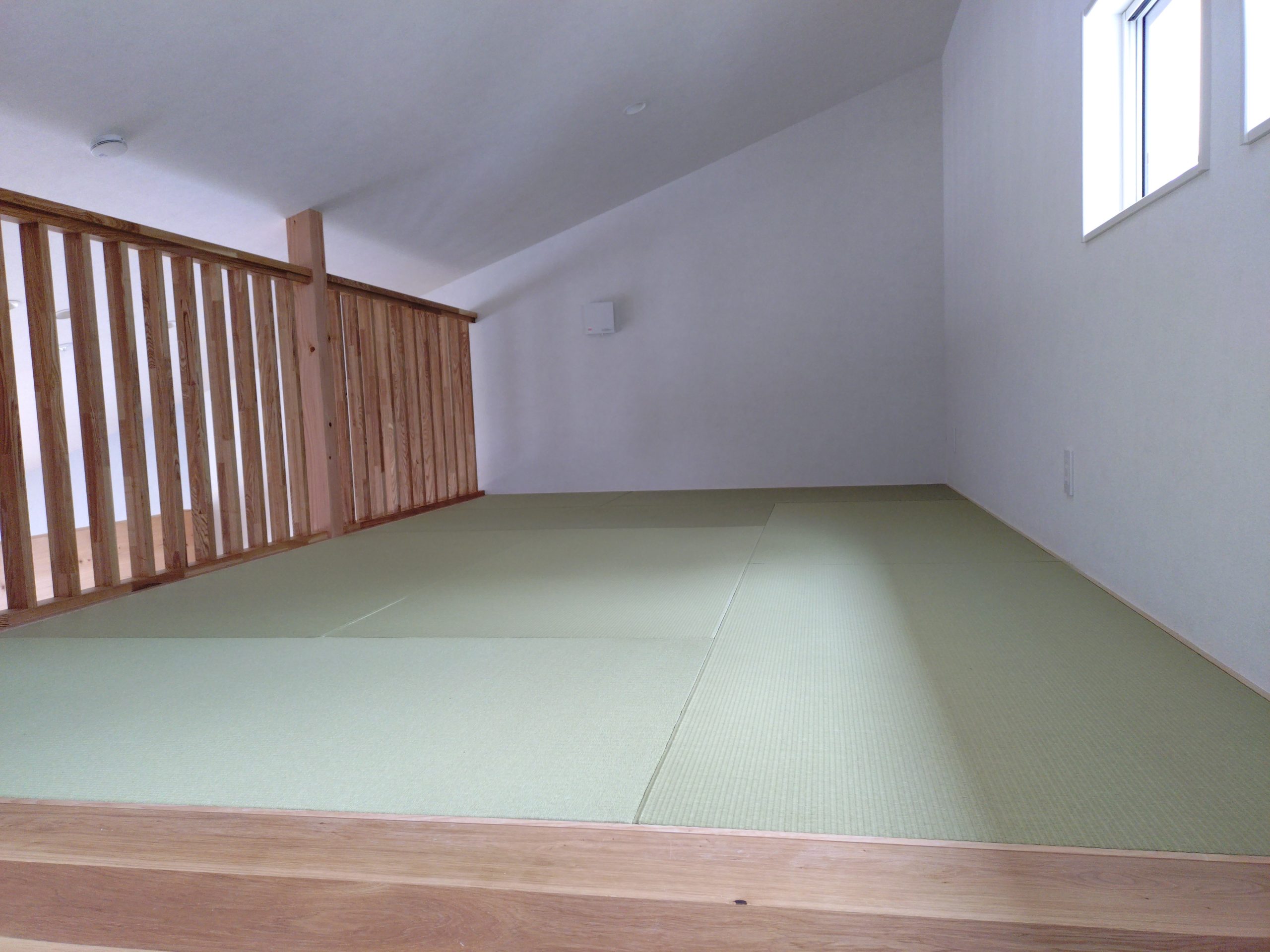 新築で、三階ロフトに畳部屋。薄畳和紙表仕様ヘリなしです。