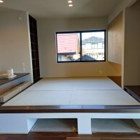 新築で小上がり縁ナシ畳、和紙表使用です。
