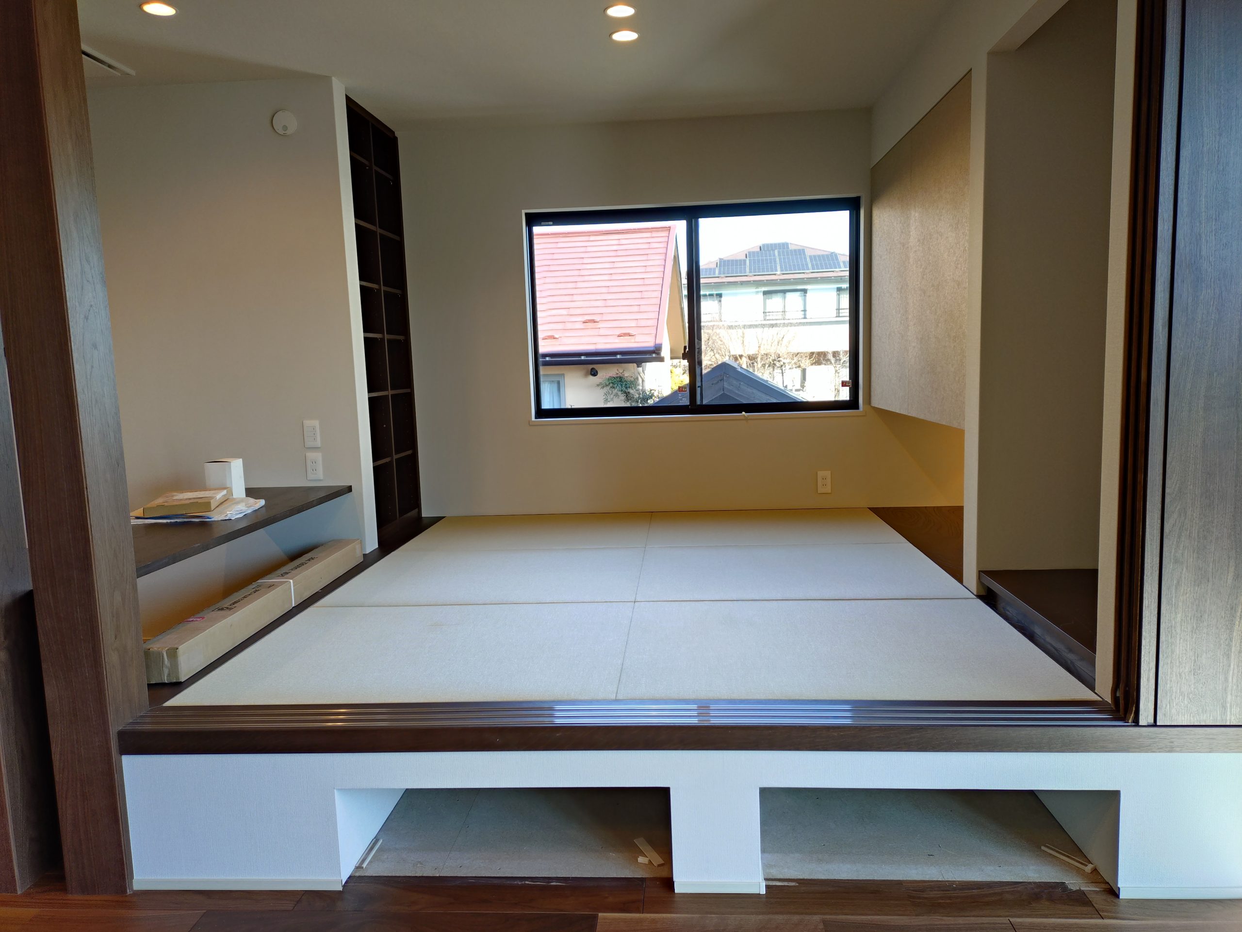 新築で小上がり縁ナシ畳、和紙表使用です。