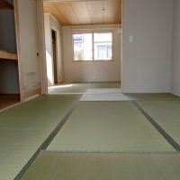 新築、二間つづきの和室です。畳表は、い草国産目積表使用です。