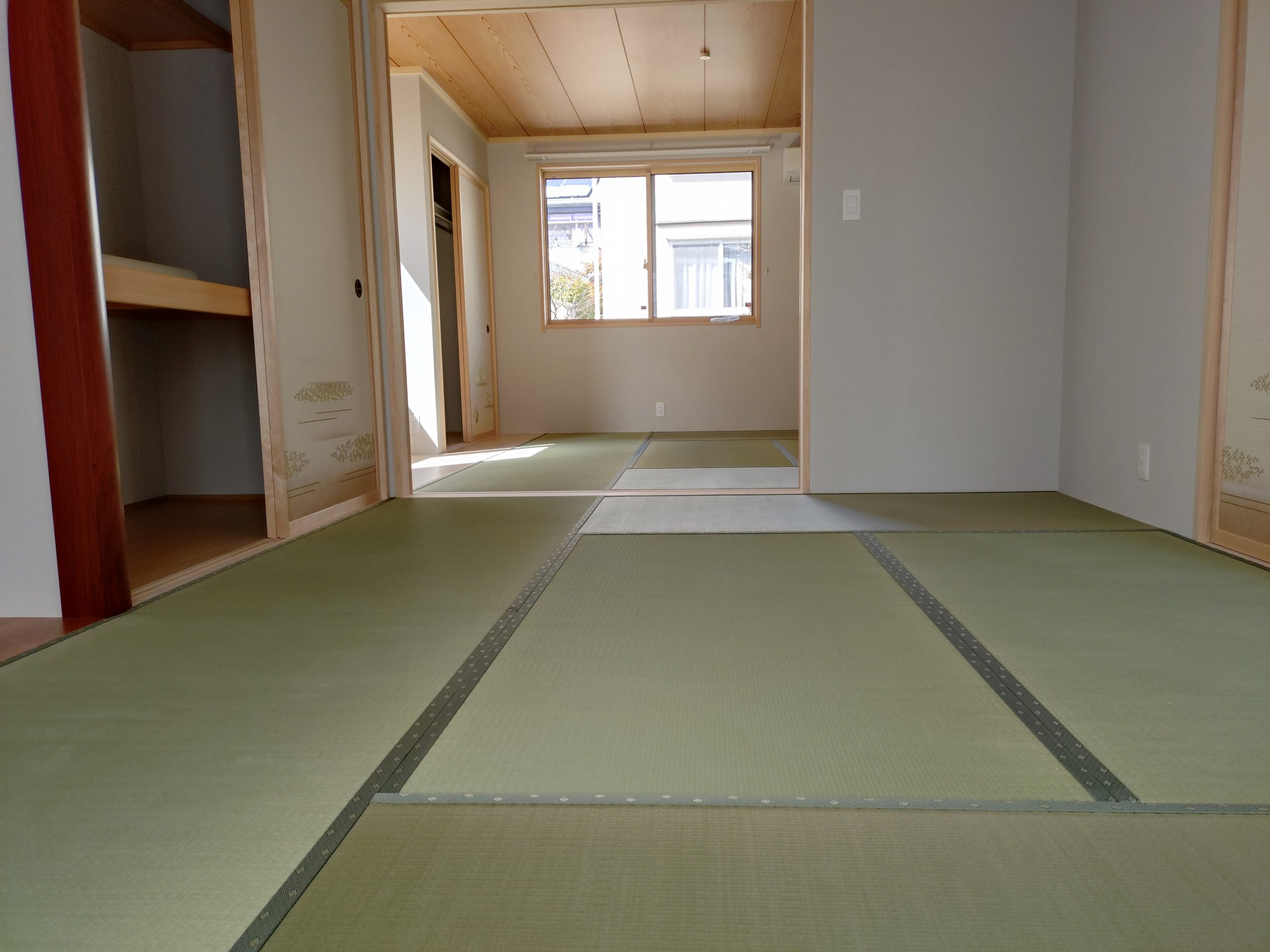 新築、二間つづきの和室です。畳表は、い草国産目積表使用です。