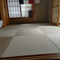 畳入れ替え工事です。縁付きから縁ナシにしました、和紙表使用です。明るいお部屋になりました。