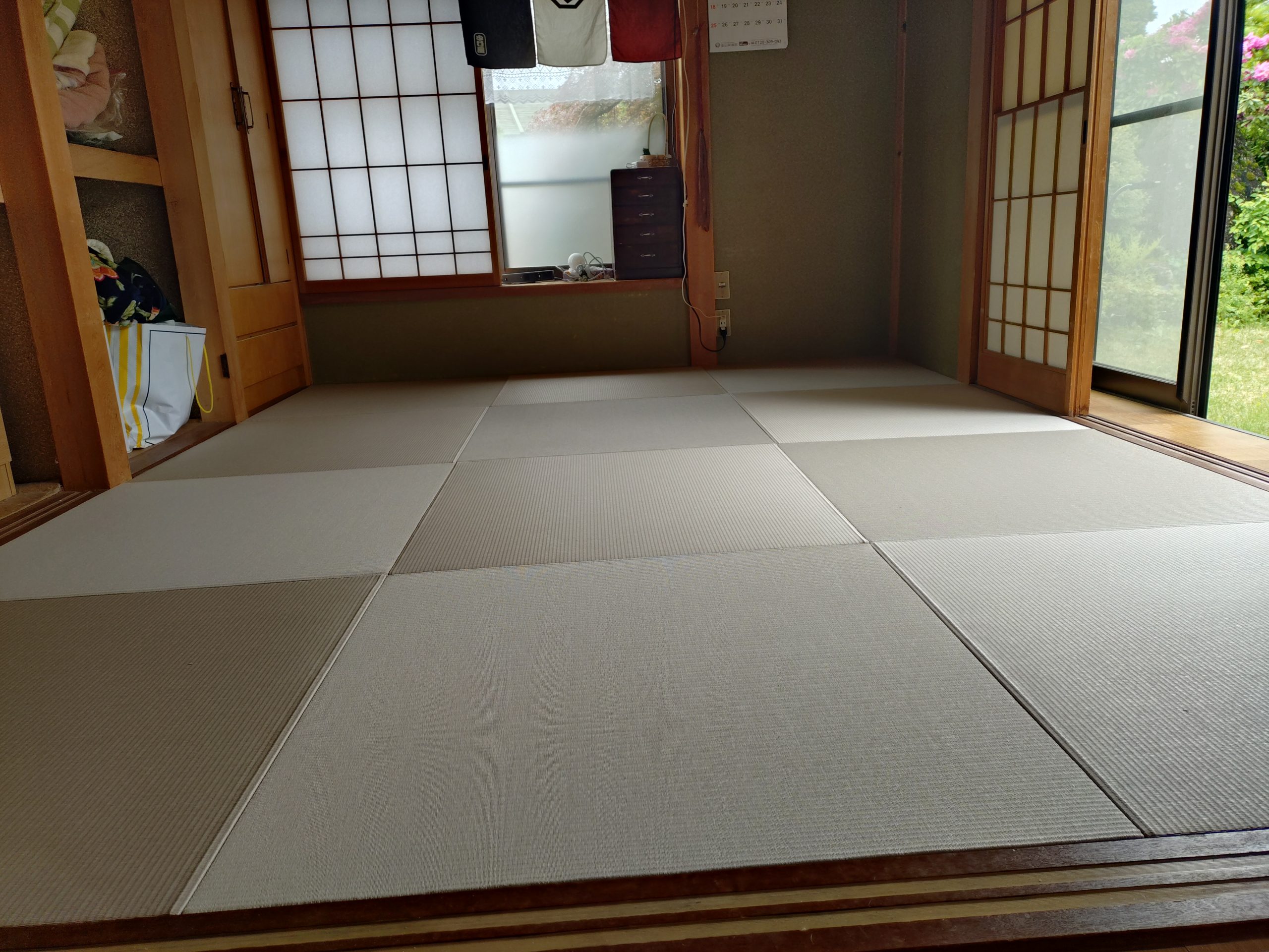 畳入れ替え工事です。縁付きから縁ナシにしました、和紙表使用です。明るいお部屋になりました。
