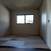 新築です、縁ナシで美草引目市松ピンクで納めました。