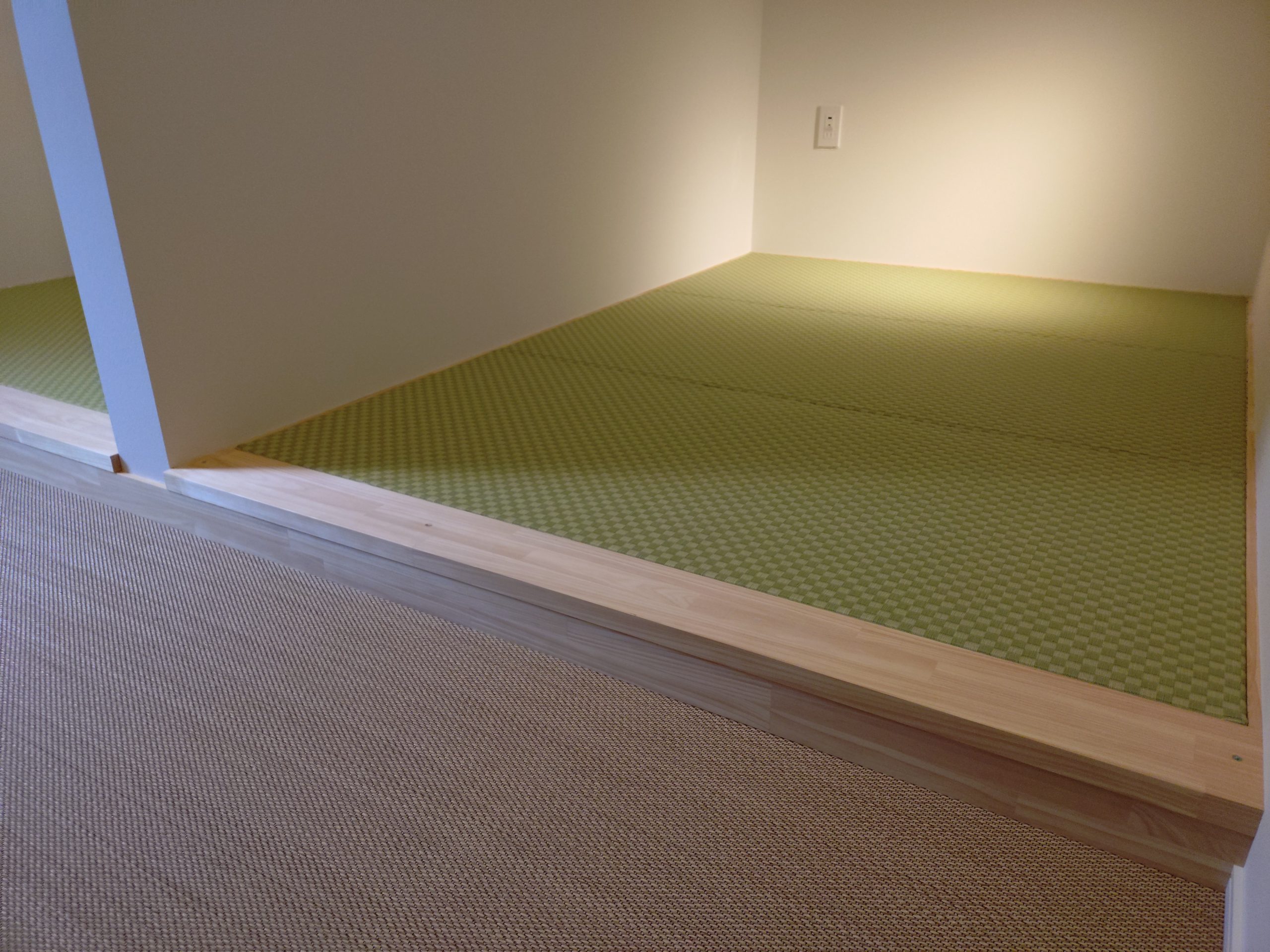 新築です、寝室で縁ナシ畳、引目市松です。