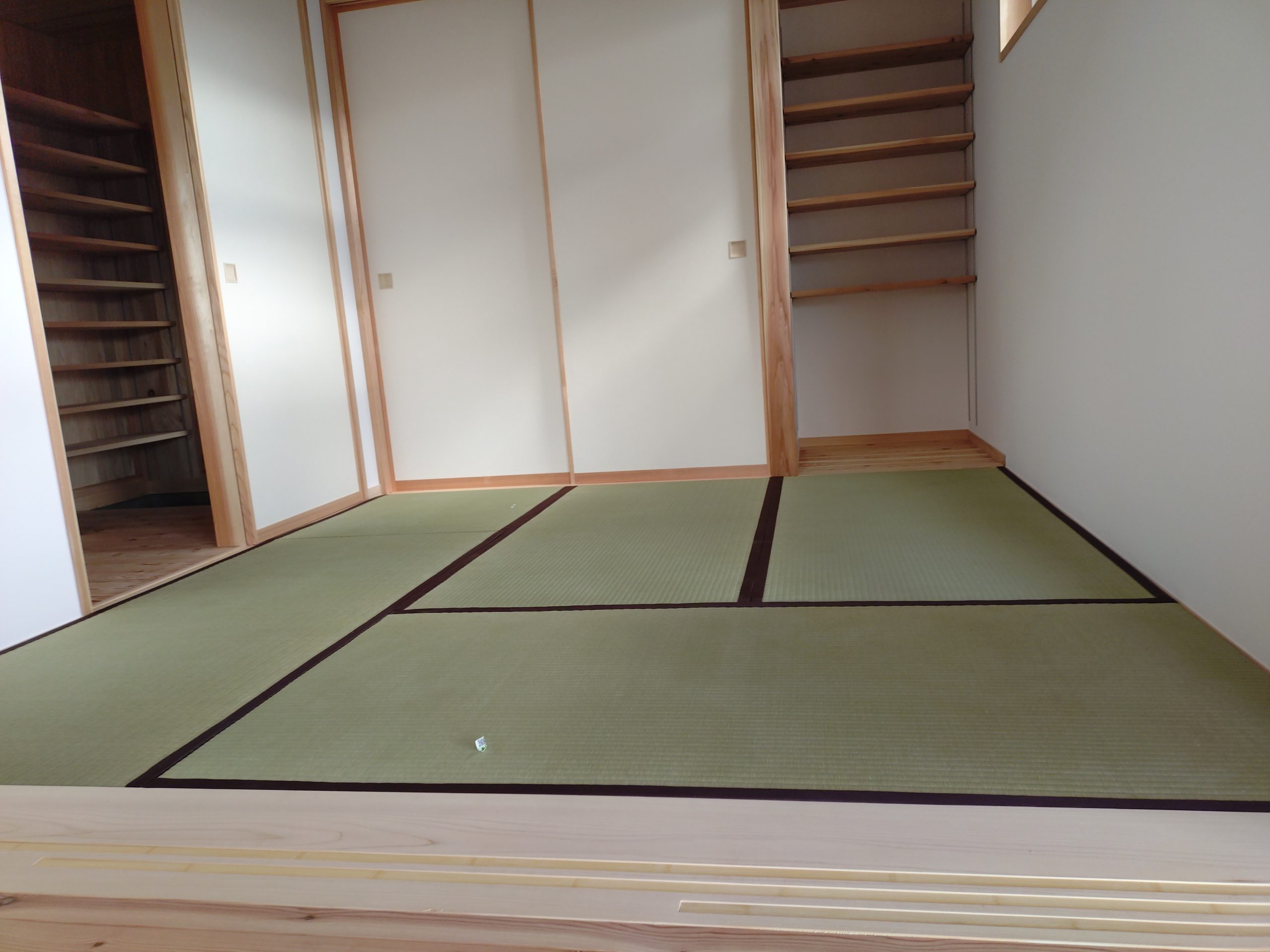 新築です、畳床稲わら本床使用しい草国産で、施工致しました。