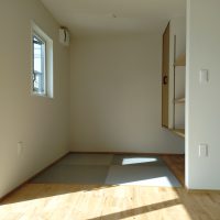 新築です、畳ｺ-ﾅ-縁ナシです。美草表使用。