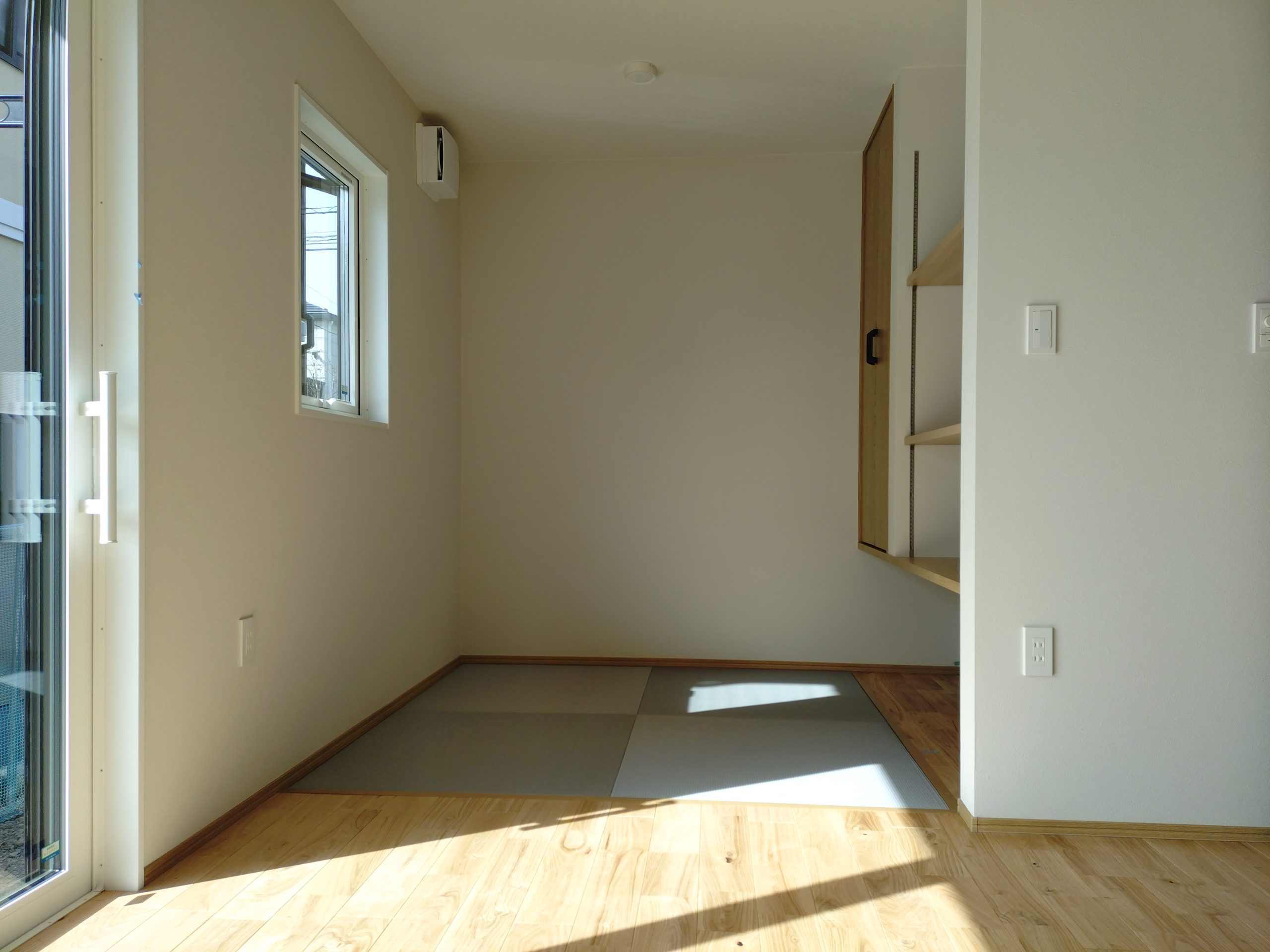 新築です、畳ｺ-ﾅ-縁ナシです。美草表使用。